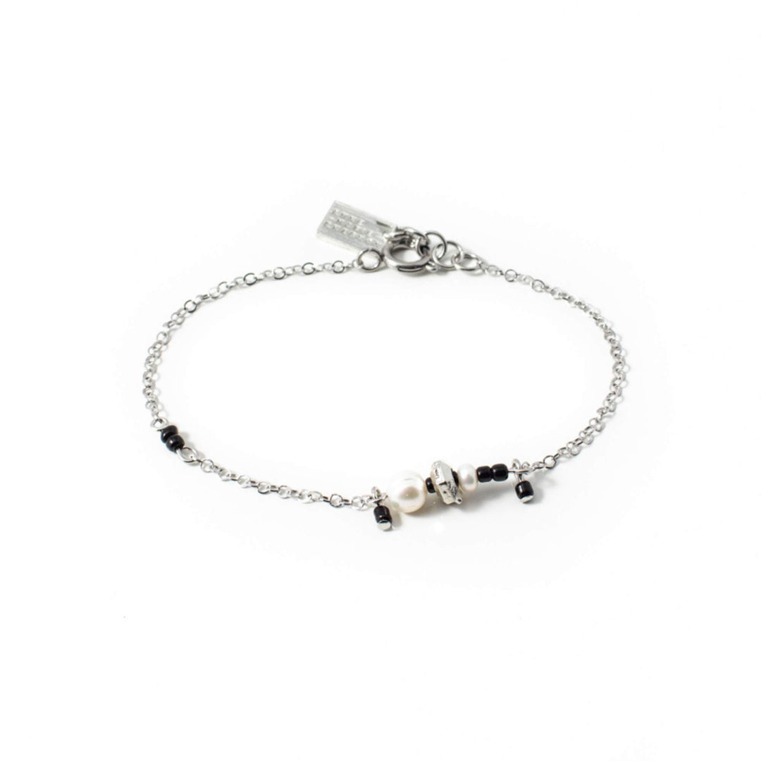 Bracelet Anne-Marie Chagnon arlo avec chaîne argentée, perle et billes noires