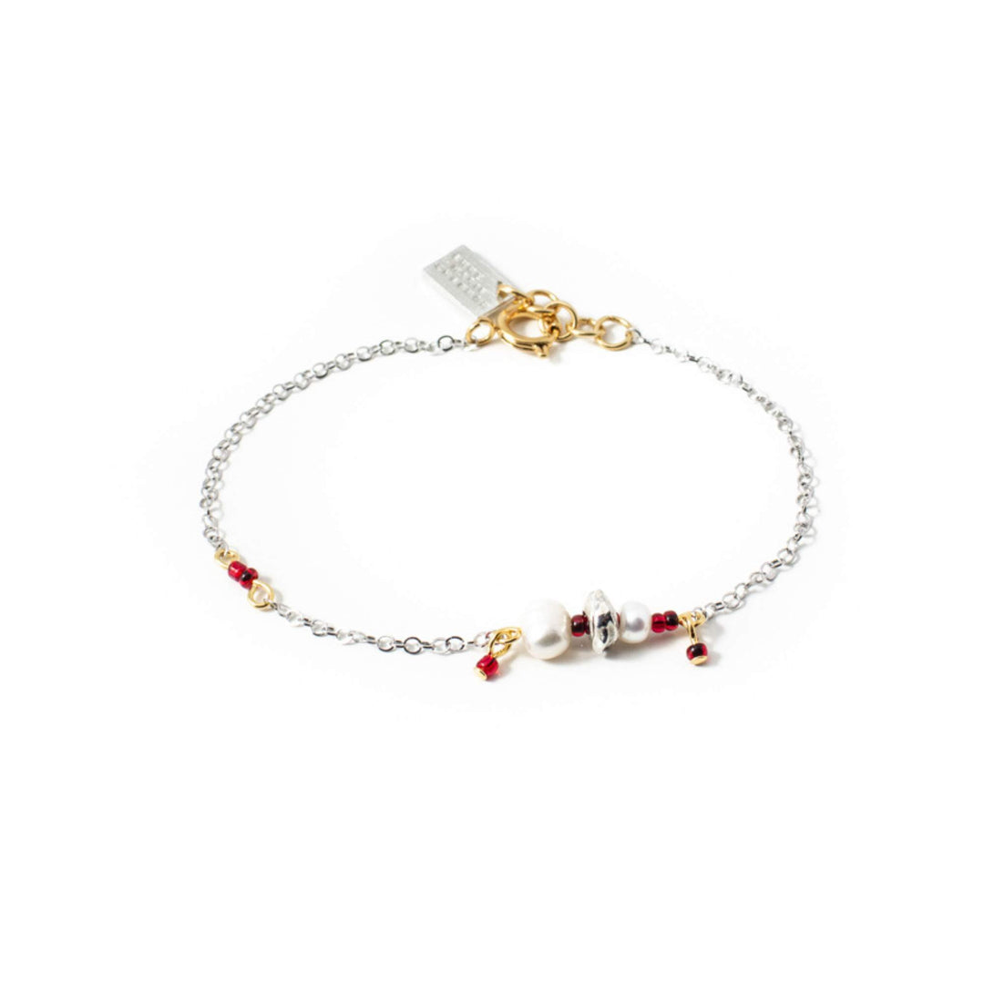 Bracelet Anne-Marie Chagnon arlo avec chaîne argentée, perle et billes rouges