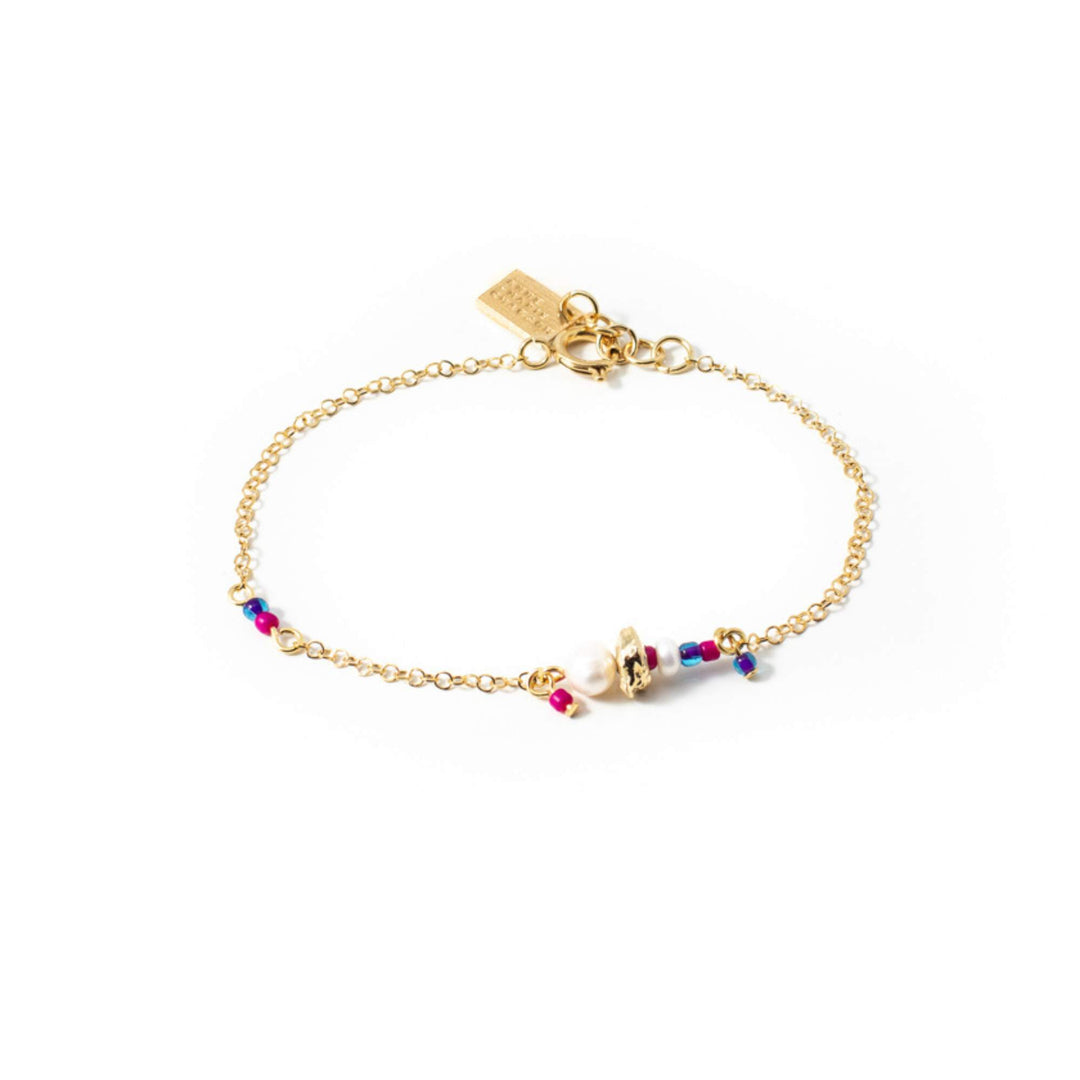 Bracelet Anne-Marie Chagnon arlo avec chaîne dorée, perle et billes bleues et roses
