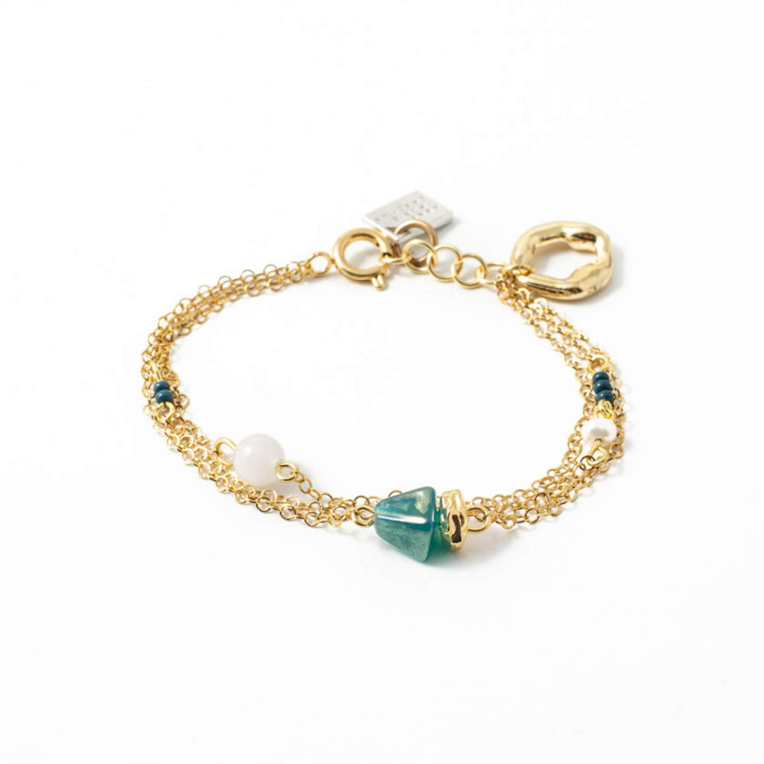 Bracelet anne-marie chagnon avec chaîne dorée et billes turquoises