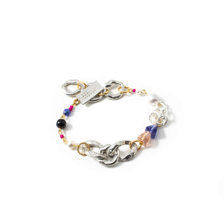 Bracelet Anne-Marie Chagnon immey avec perles, billes roses, noires et bleues et anneaux argentés et dorés