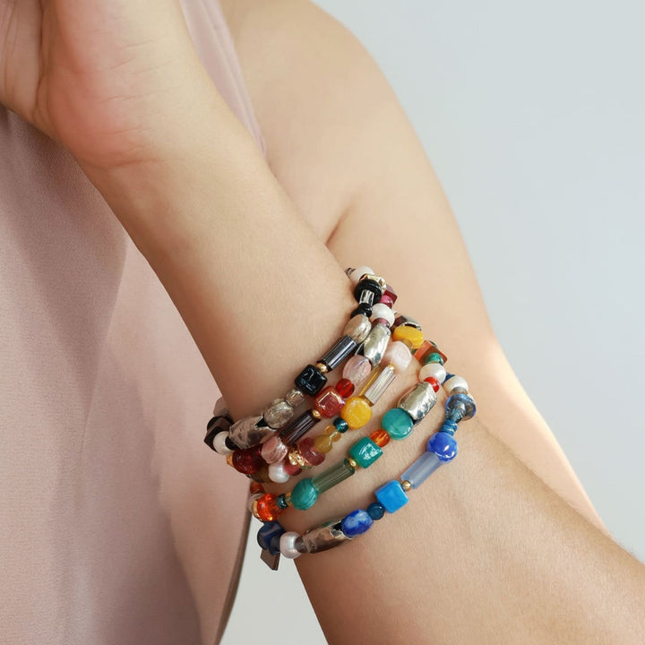 Poignet avec des Bracelets Capella de différentes couleurs par Anne-Marie Chagnon