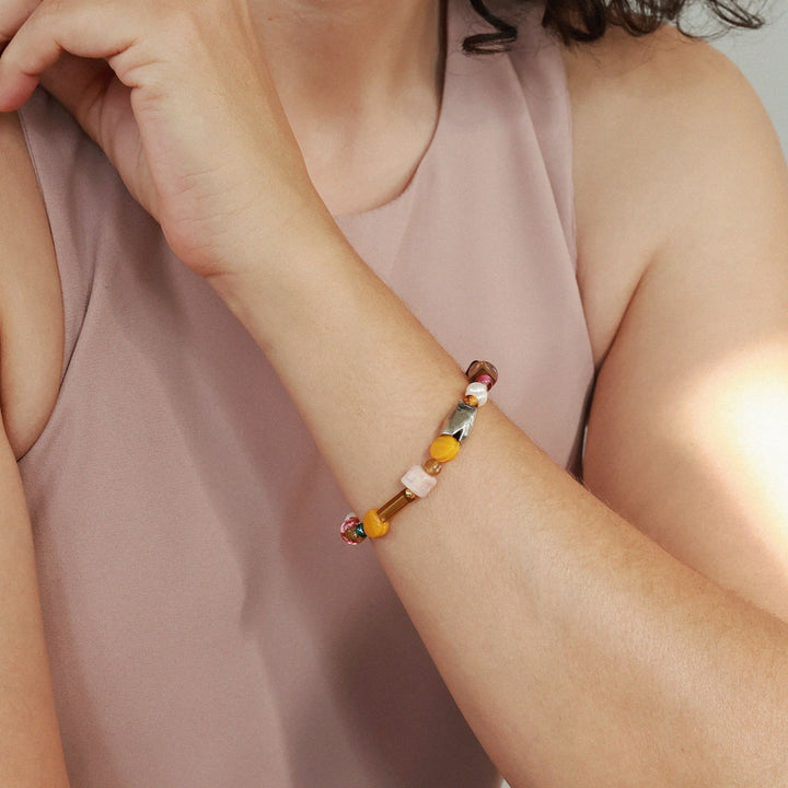 Femme portant le Bracelet Capella primavera par Anne-Marie Chagnon