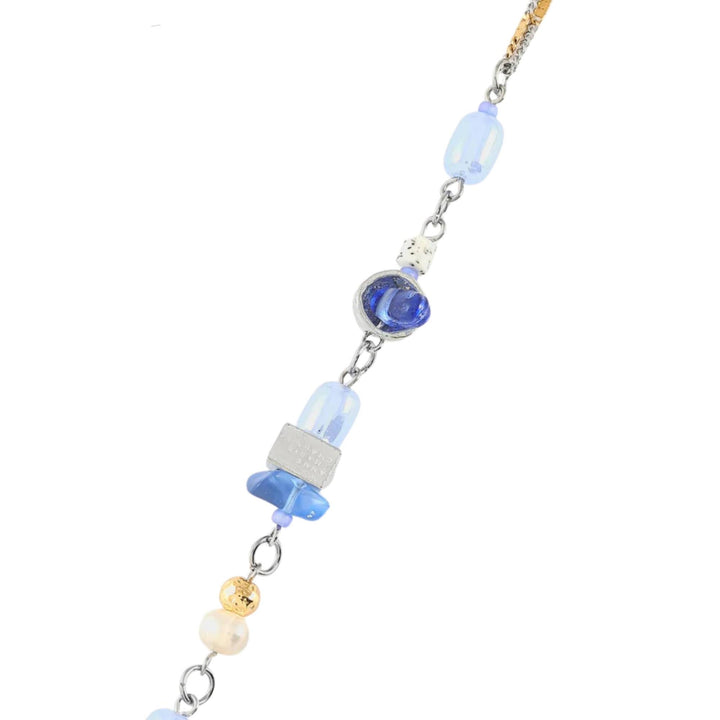Détails du Bracelet bleu et perles avec pièces en étain brut et dorées par Anne-marie Chagnon