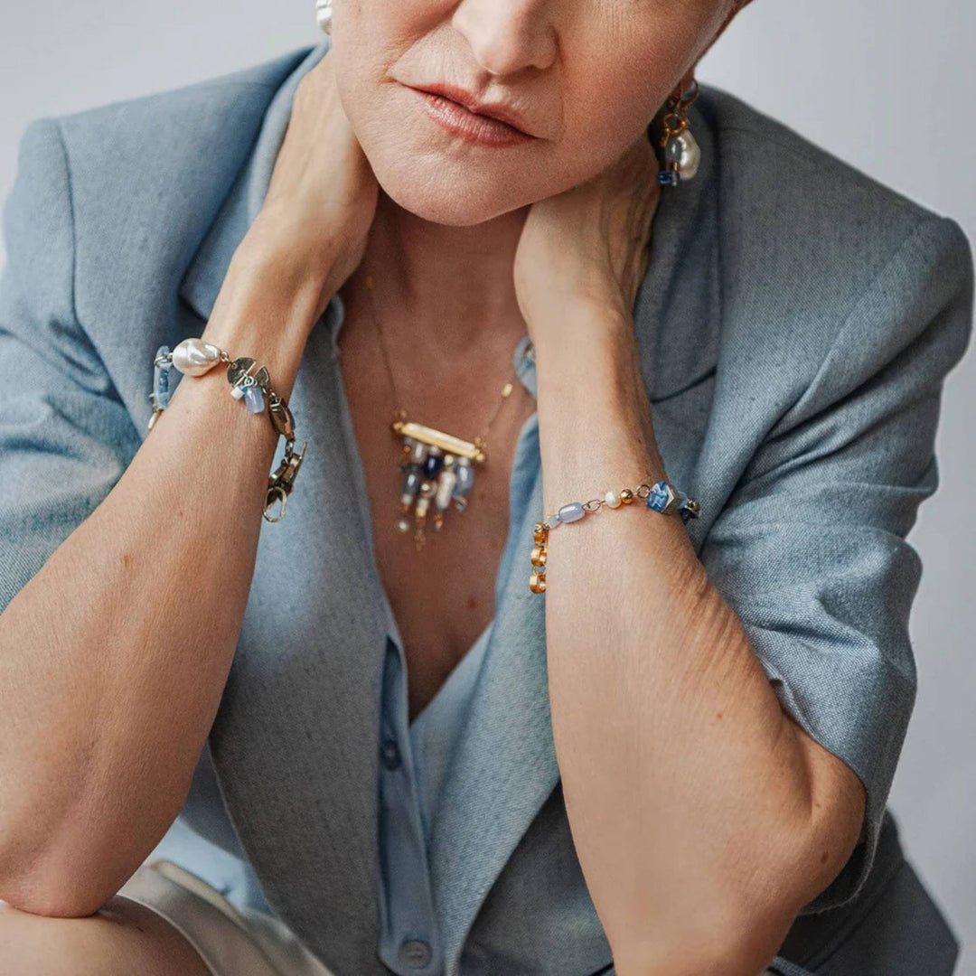 Femme portant des Bracelets avec billes de verre et perles par Anne-marie Chagnon
