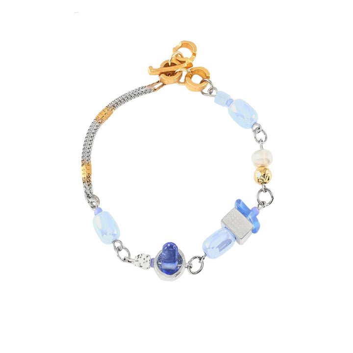 Bracelet avec billes de verre bleues et perles avec pièces en étain brut et dorées par Anne-marie Chagnon