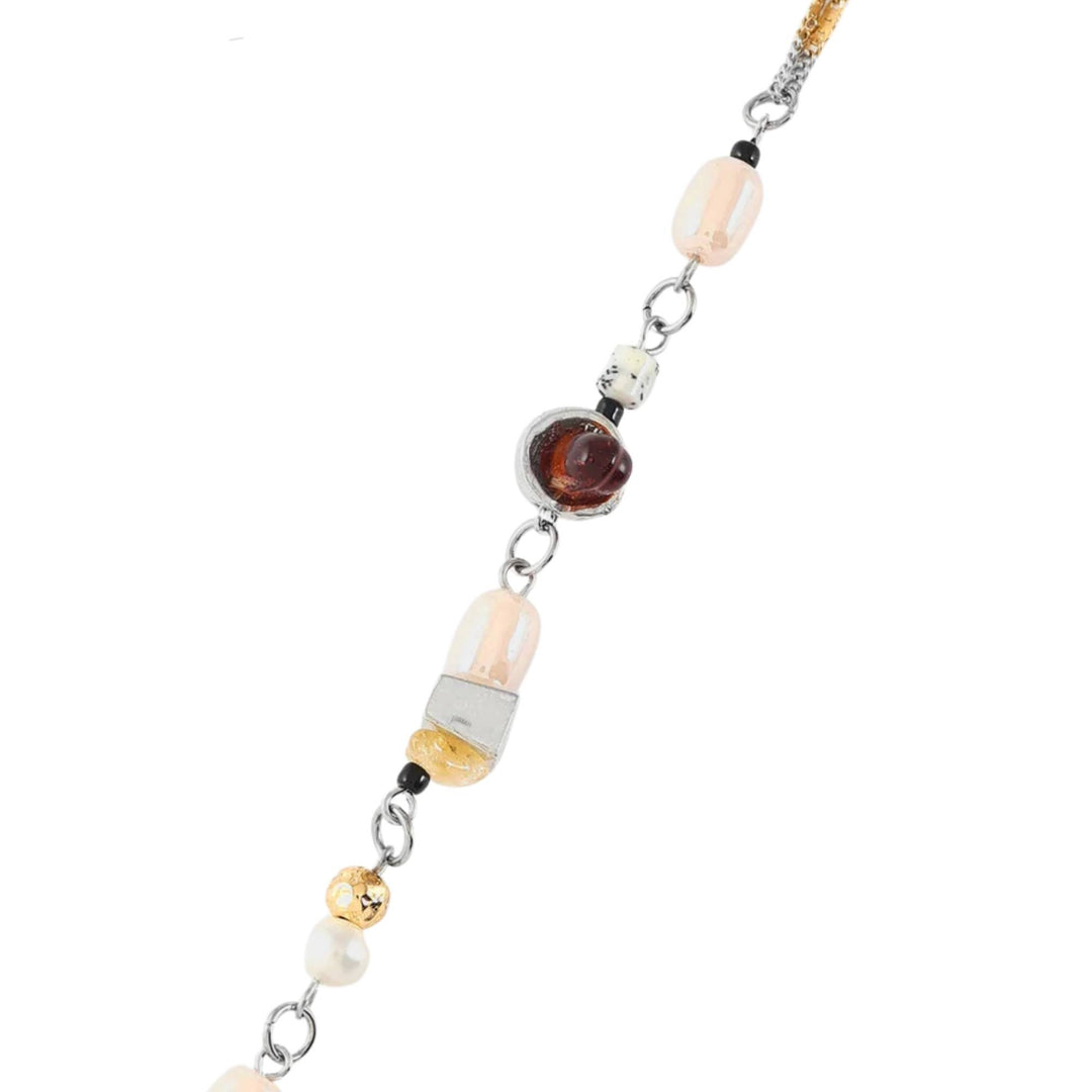 Détails du Bracelet avec billes de verre roses et perles avec pièces argentées et dorées par Anne-marie Chagnon