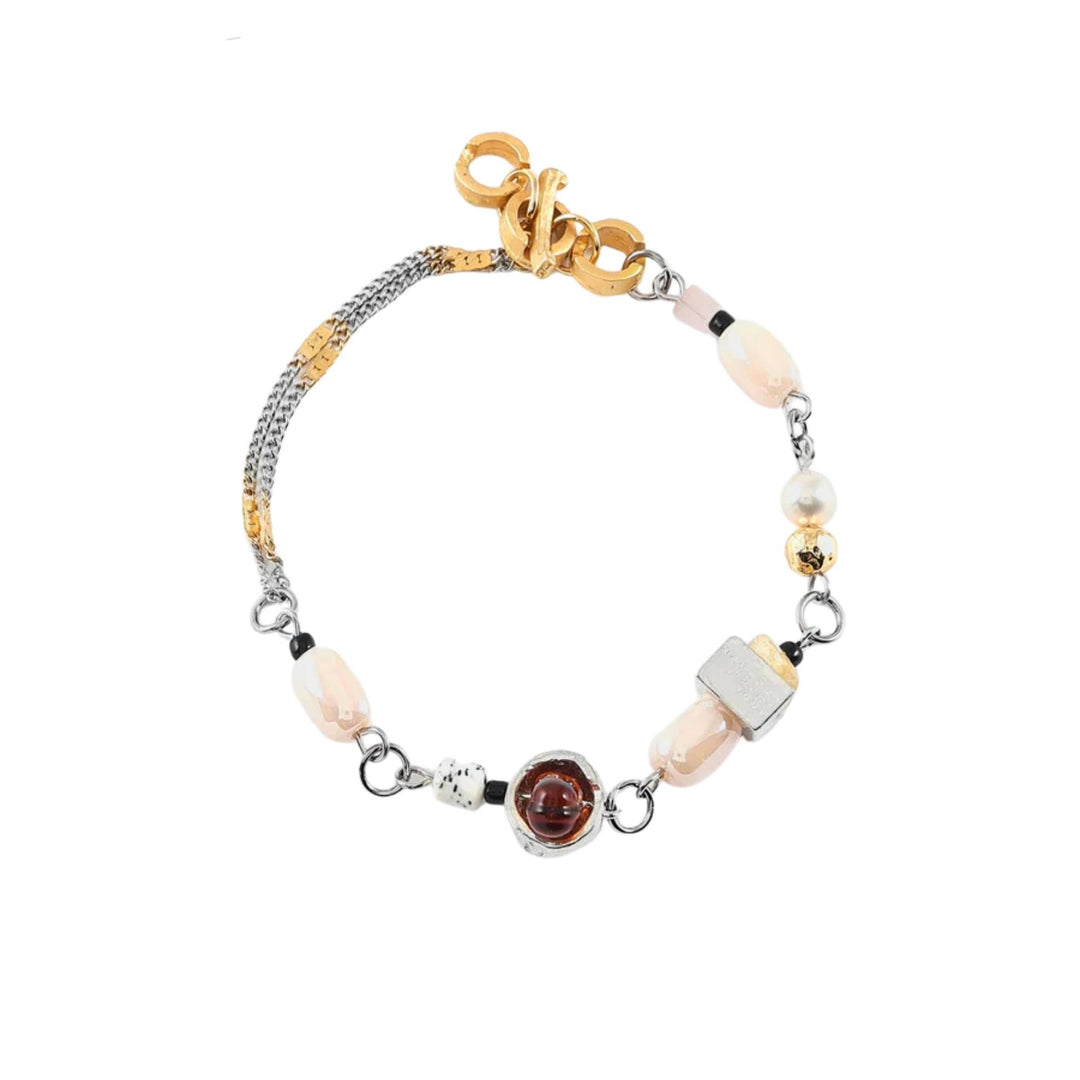 Bracelet avec billes de verre roses et perles avec pièces en étain brut et dorées par Anne-marie Chagnon