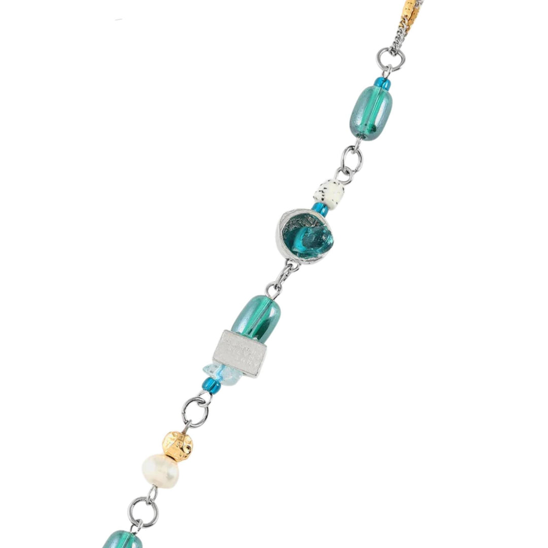 Détails du Bracelet avec billes de verre turquoises, perles et pièces argentées et dorées par Anne-marie Chagnon