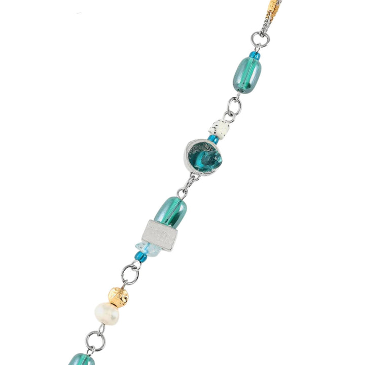 Détails du Bracelet avec billes de verre turquoises, perles et pièces argentées et dorées par Anne-marie Chagnon