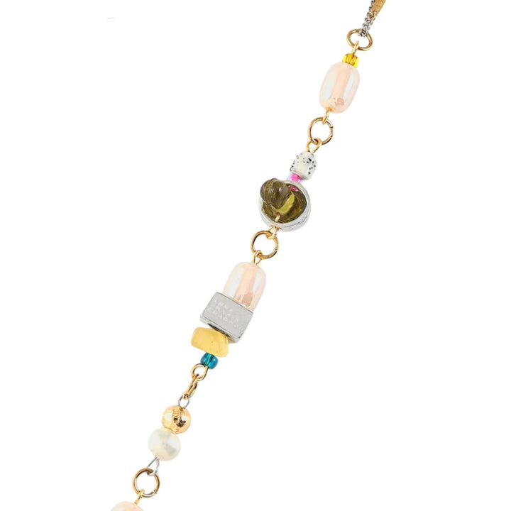 Détails du Bracelet avec billes de verre coloré et perles, pièces en étain brut et dorées par Anne-marie Chagnon