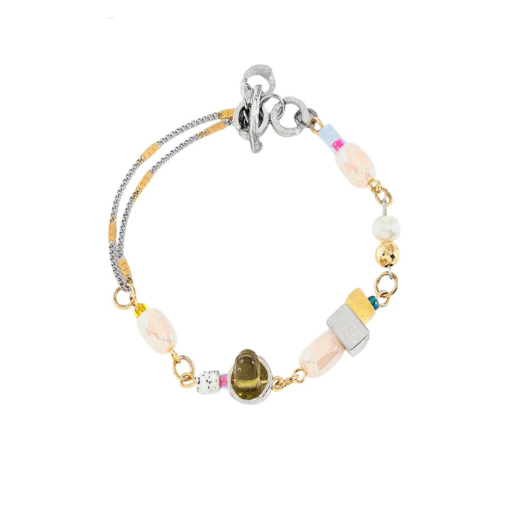 Bracelet avec billes de verre coloré et perles avec pièces en étain brut et dorées par Anne-marie Chagnon