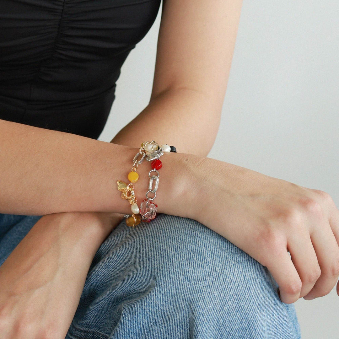 Poignet avec un Bracelet argenté et rouge Elnath par Anne-Marie Chagnon