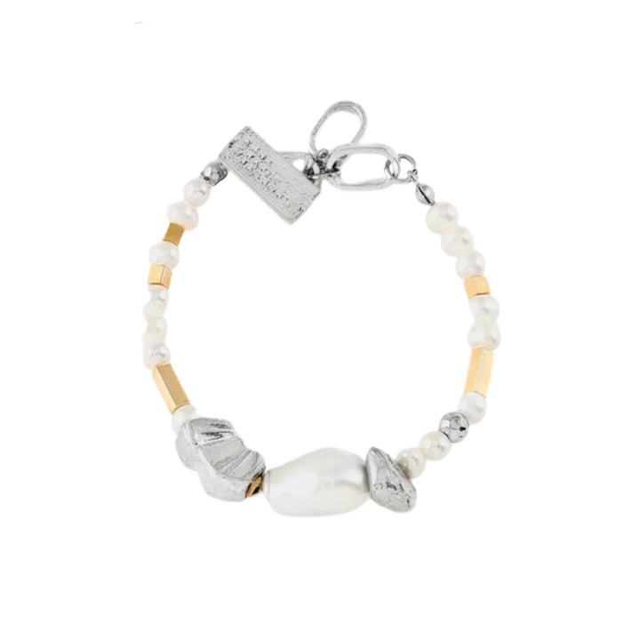 Bracelet en étain et plaqué or avec perles Gator par Anne-Marie Chagnon vu de dessus