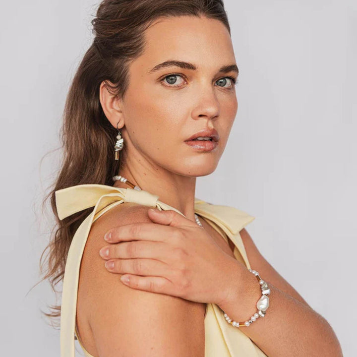 Femme portant un bracelet en étain et plaqué or avec perles par Anne-Marie Chagnon