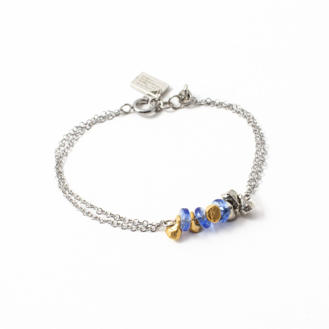 Bracelet Iris argenté avec billes bleues et dorées par Anne-Marie Chagnon