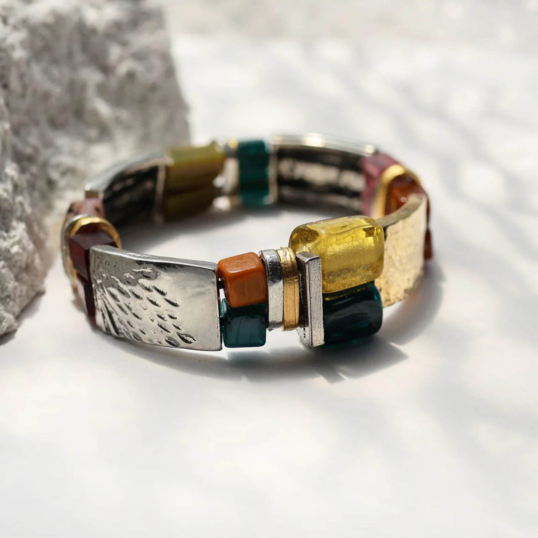 Bracelet Maia couleur fleur d'automne par Anne-Marie Chagnon déposé sur une surface