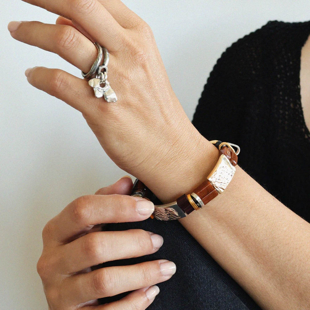 Femme portant un Bracelet en verre brun avec pièces en étain et plaqué or par Anne-Marie Chagnon