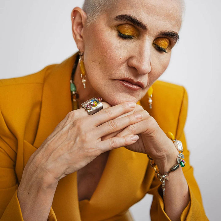 Femme portant des bijoux couleur tutti frutti par ANne-Marie Chagnon