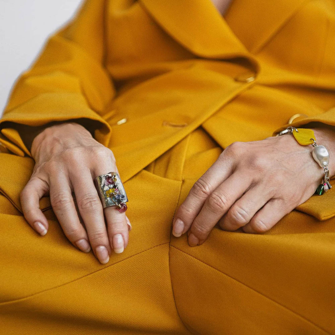 Mains de femme portant le Bracelet en étain et pierres colorées Nissi tutti frutti par Anne-Marie Chagnon