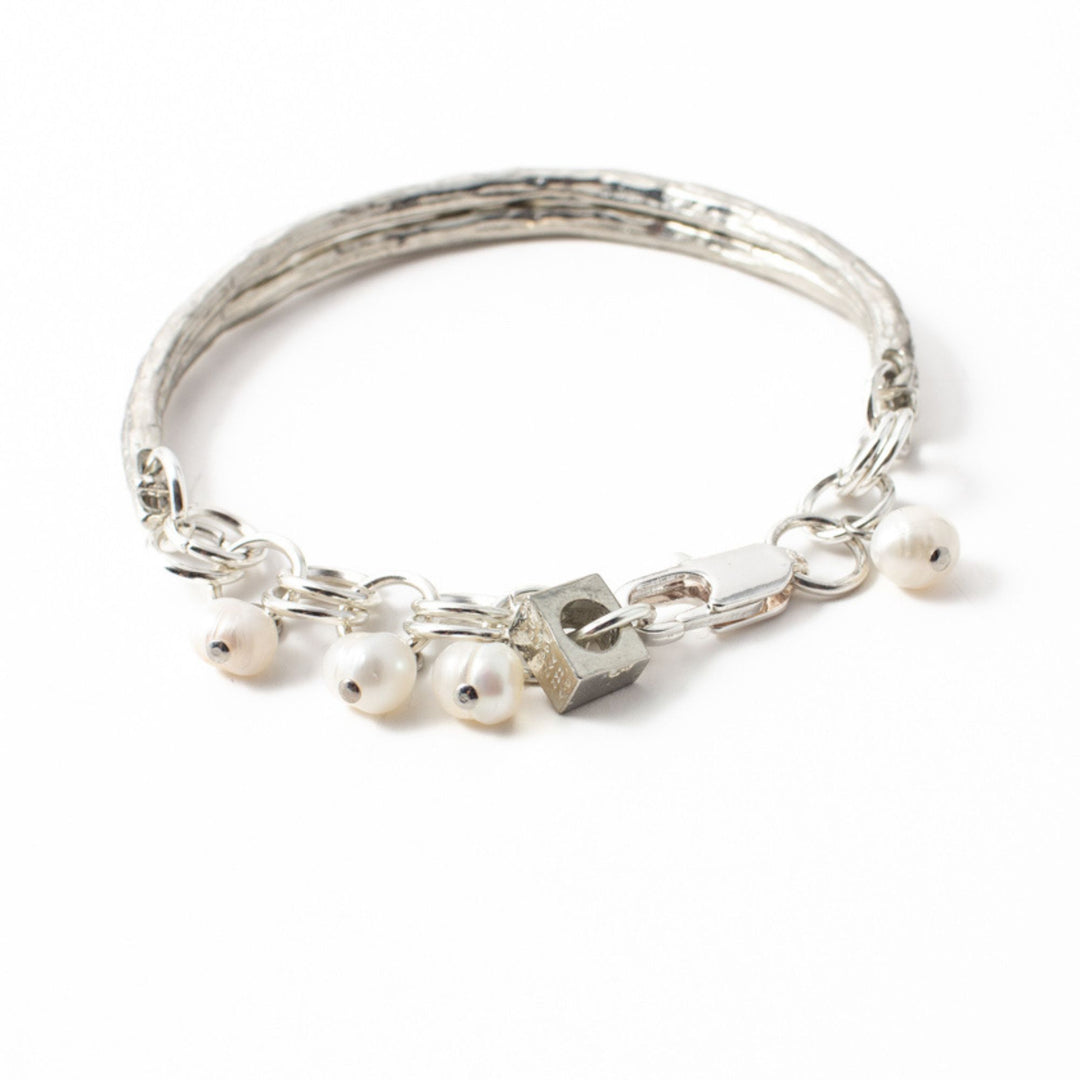 Bracelet argenté Oscar en étain avec perles par Anne-Marie Chagnon