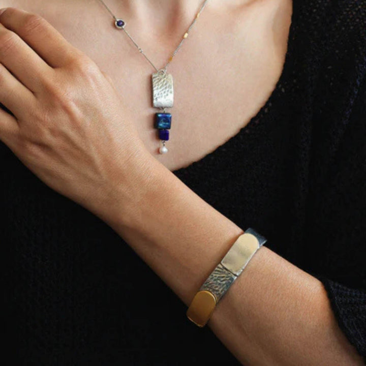 Femme portant un Bracelet Solar en étain et plaqué or par Anne-Marie Chagnon