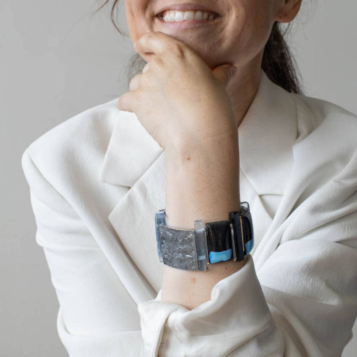 Femme portant un Bracelet massic avec couleurs bleues et argent par Anne-Marie Chagnon