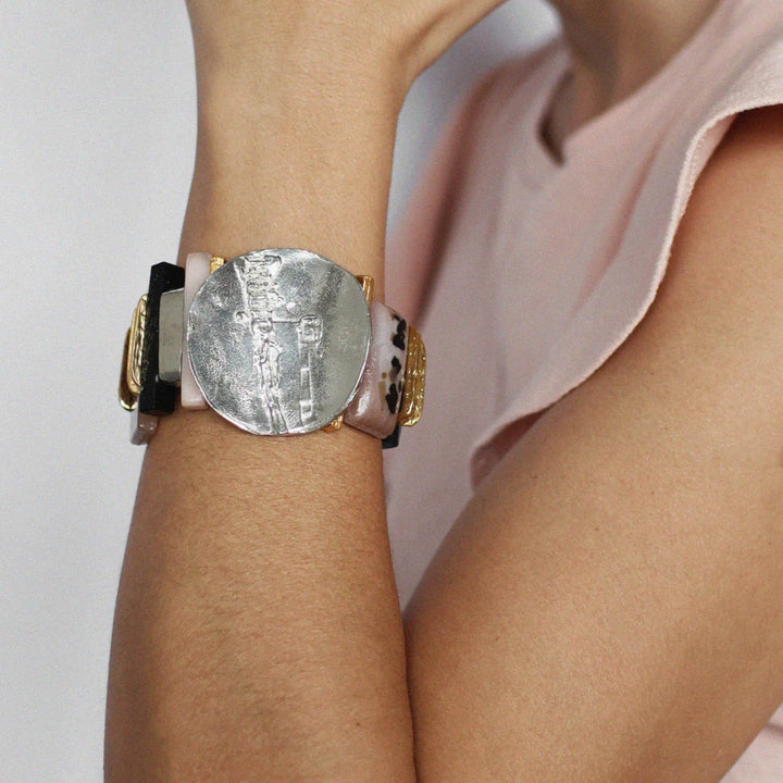Femme portant un Bracelet avec rond en étain et pierres de verre par Anne-Marie Chagnon