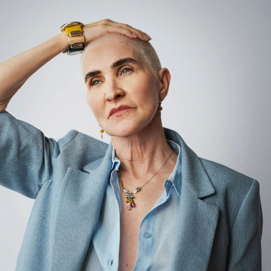 Femme portant des bijoux en verre de couleur tutti frutti par Anne-Marie Chagnon