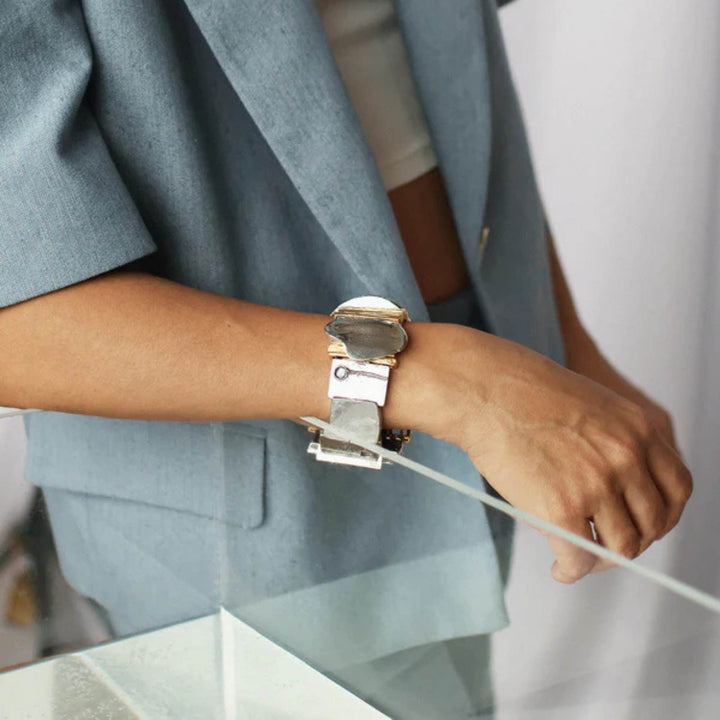 Femme portant un Bracelet en étain avec plaqué or et cercle argenté Wimia par Anne-Marie Chagnon