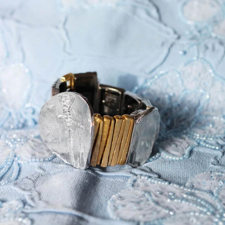 Bracelet en étain avec plaqué or et cercle argenté Wimia par Anne-Marie Chagnon déposé sur de la dentelle