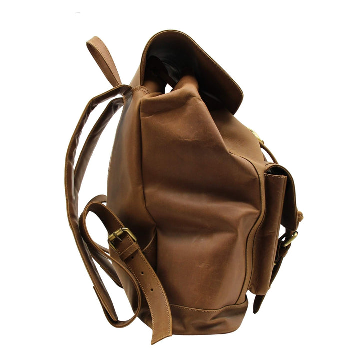 Sac à dos en cuir de buffle fermé par fermoir à crochet par Canadian leather vu de côté