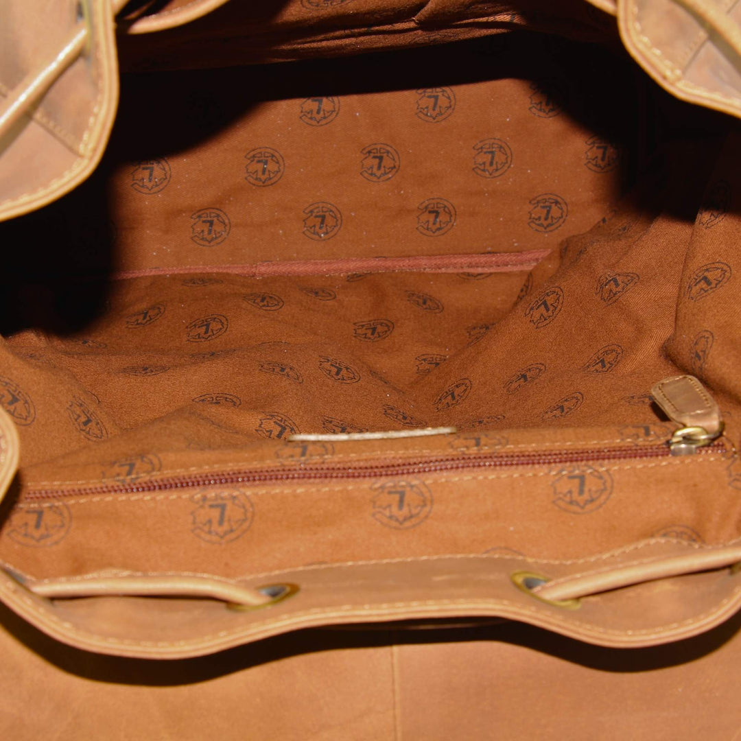 Intérieur du Sac à dos en cuir de buffle fermé par fermoir à crochet par Canadian leather