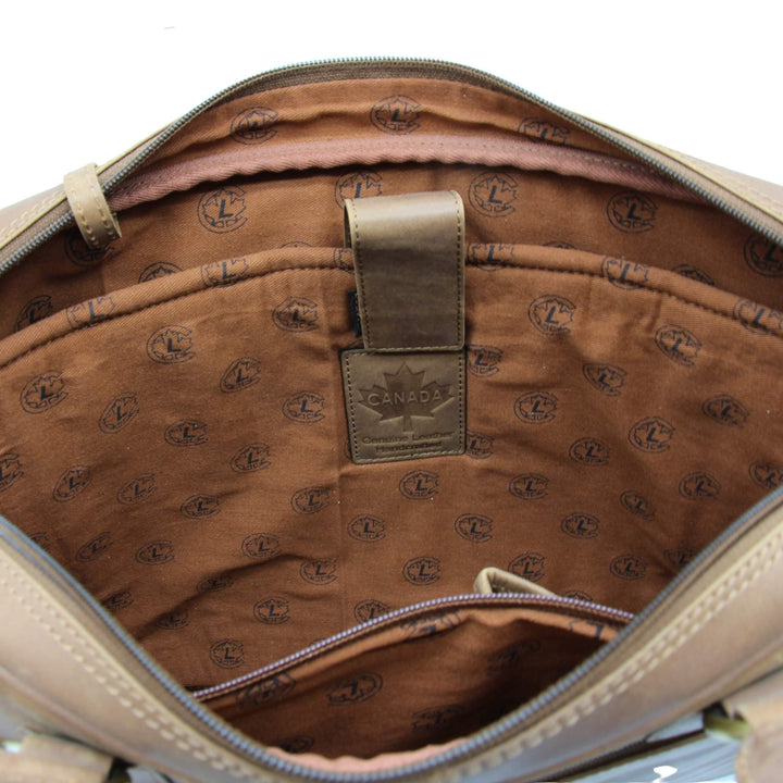 Intérieur du Sac en cuir de buffle avec porte-monnaie intégré par Canadian Leather