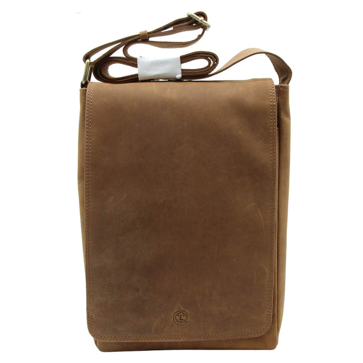 Sac messager rectangulaire vertical en cuir de buffle avec sangle par Canadian Leather vu de devant