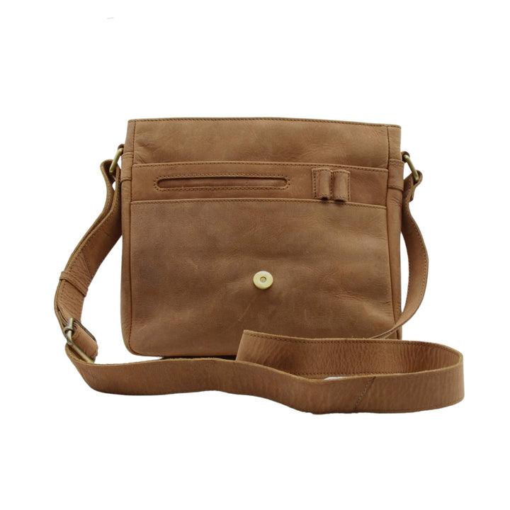 Sac messager carré en cuir de buffle avec rabat ouvert par Canadian Leather vu de devant