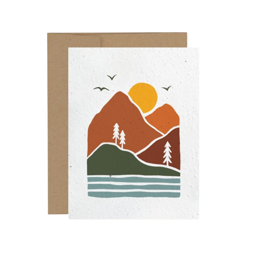 Carte de souhait avec montagnes colorées et soleil par Mimosa Design