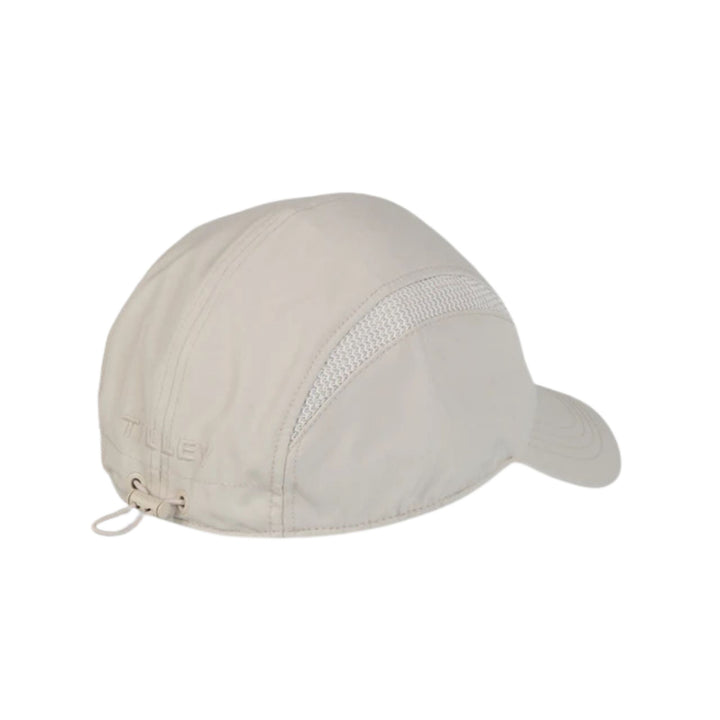 Casquette airflo gris par Tilley vue de derrière en diagonale