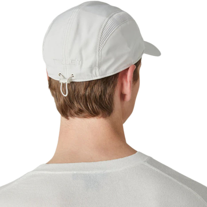 Homme de dos portant une Casquette airflo gris par Tilley