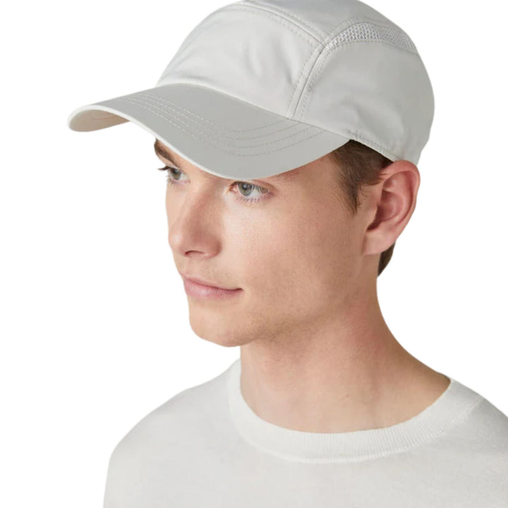 Homme portant une Casquette airflo gris par Tilley vue de 3/3