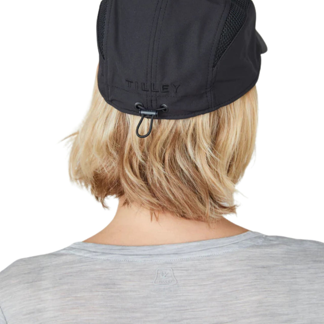 Femme de dos portant une Casquette airflo noir par Tilley