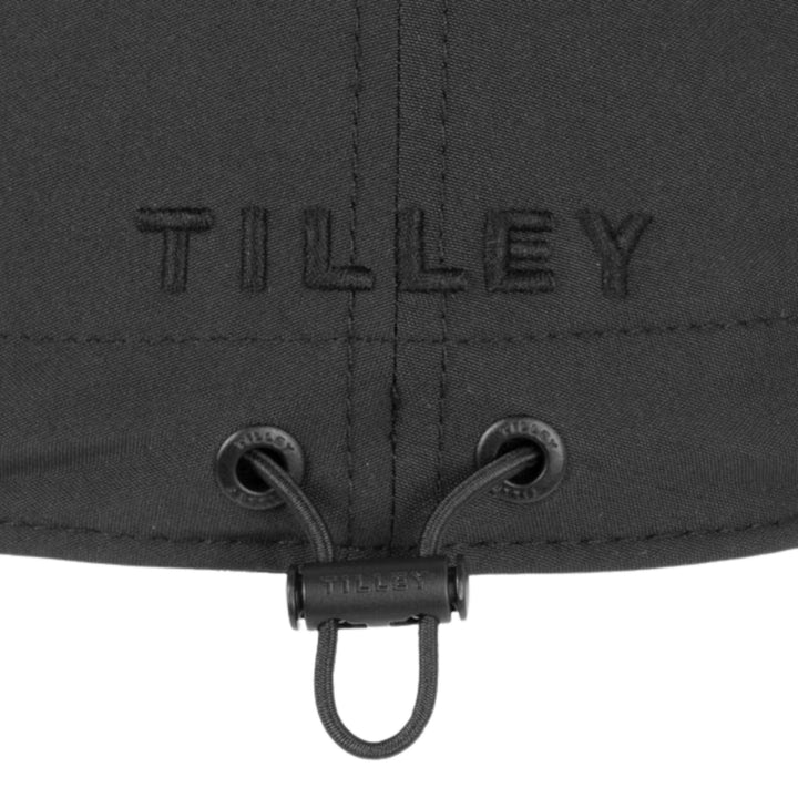 Détails de l'attache de la Casquette airflo noir par Tilley