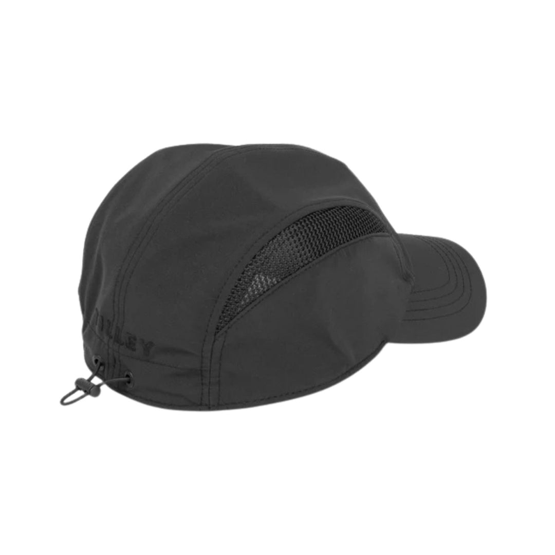 Casquette airflo noir par Tilley vue de derrière en diagonale