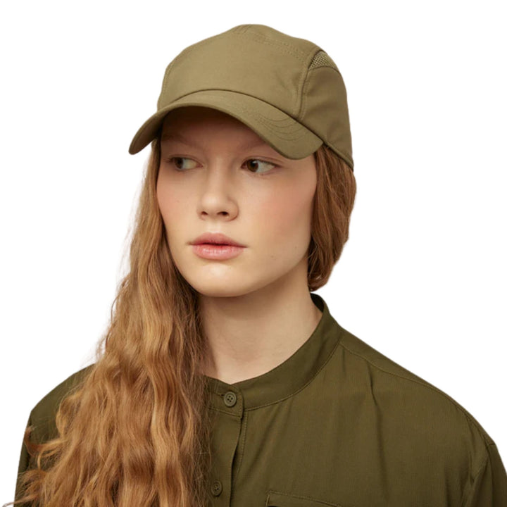 Femme portant une Casquette airflo vert par Tilley