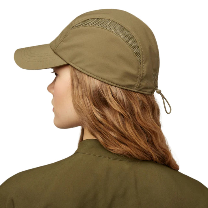 Femme portant une Casquette airflo vert par Tilley vue de côté