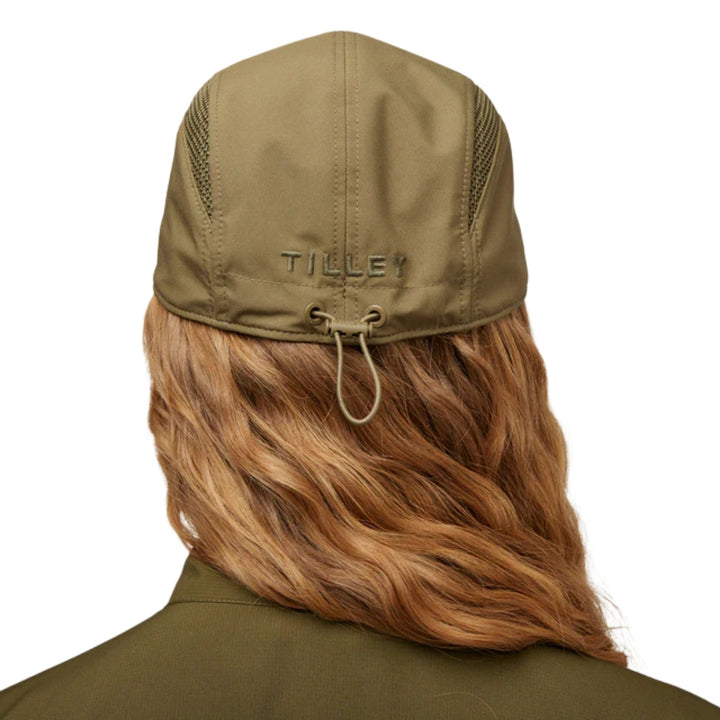 Femme portant une Casquette airflo vert par Tilley vue de derrière