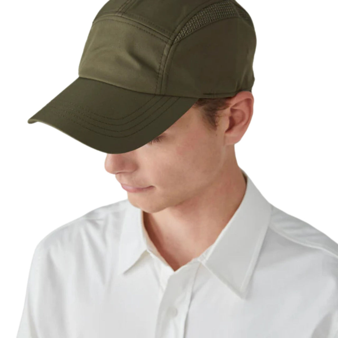 Homme portant une Femme portant une Casquette airflo vert par Tilley vu de dessus