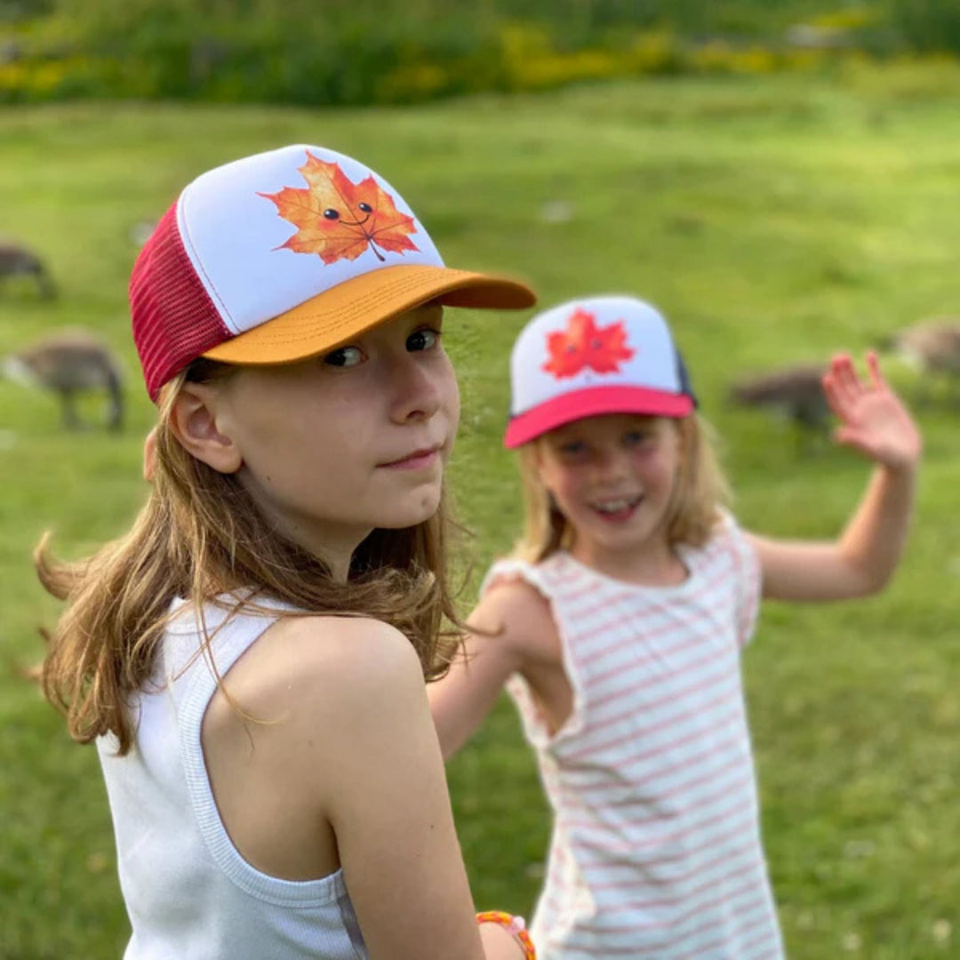 Enfants portant une Casquette avec une feuille d'érable sur le devant par Ambler