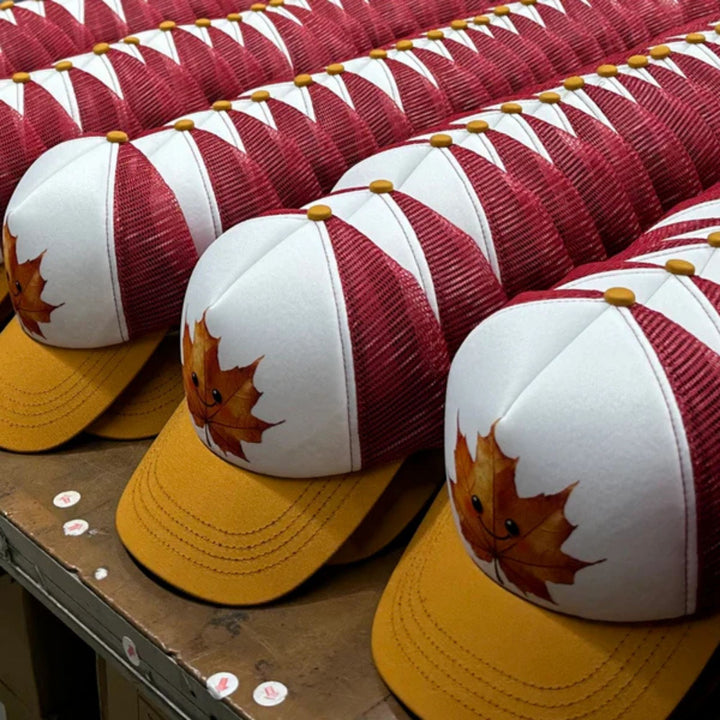 Casquettes pour enfant avec une feuille d'érable sur le devant et la palette dorée par Ambler