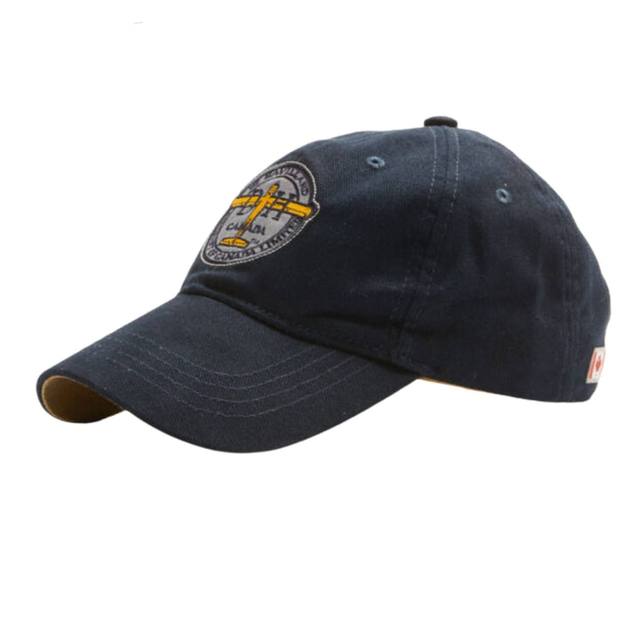 Casquette bleue marine De Havilland avec logo par Red Canoe vue de 3/4